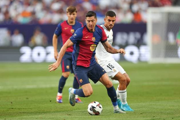 EAST RUTHERFORD, NJ - AUGUST 03: Robert Lewandowski 9 of Barcelona controls the ball during the Soccer Champions Tour game against Real Madridon August 3, 2024 at MetLife Stadium in East Rutherford, New Jersey. (Photo by Rich Graessle Icon Sportswire) SOCCER: AUG 03 Soccer Champions Tour Barcelona vs Real Madrid EDITORIAL USE ONLY Icon2408033062