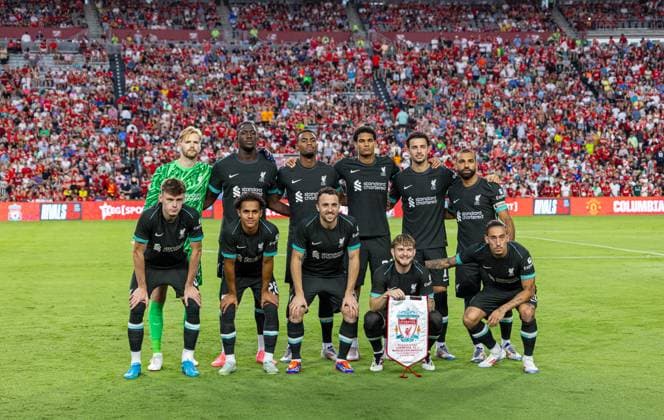 Football - Pre-Season - Liverpool FC v Manchester United, ManU FC COLUMBIA - Saturday, August 3, 2024: Liverpool players line-up for a team group, Mannschaftsbild, Totale photograph before a pre-season friendly match between Liverpool FC and Manchester United FC at the Williams-Brice Stadium on day eleven of the club s pre-season tour of the USA. (Photo by David Rawcliffe Propaganda) COLUMBIA The Tin Roof SOUTH CAROLINA USA  Copyright: xPropagandaxPhotoxAgencyx P2024-08-03-Liverpool_Man_Utd-42