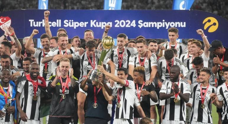 Sport Themen der Woche KW31 Players of Besiktas poses with the championship tropy for the media after the Turkish Super Cup Match between Galatasaray and Besiktas at Ataturk Olympic Stadium on August 3, 2024 in Istanbul, Turkey. (Photo by SeskimPhoto ) Galatasaray v Besiktas Turkish Super Cup 