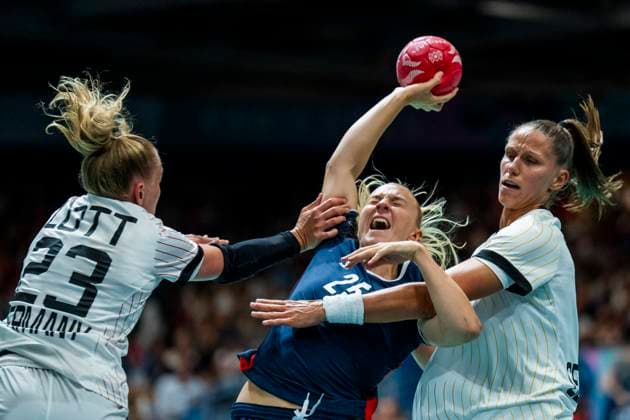 Sport Themen der Woche KW31 Sport Bilder des Tages Sommer OL i Paris 2024 Paris, Frankrike 20240803. Tysklands Annika Lott, Norges Henny Reistad og Tysklands Xenia Smits under gruppespillet i handball for kvinner mellom Norge og Tyskland pa South Paris Arena 6 under OL i Paris 2024. Foto: Fredrik Varfjell NTB Paris Frankrike EDITORIAL USE ONLY. RESTRICTED USE FOR BETTING COMPANIES Ref:_SPOuFutkxIFkLY.jpg *** Paris 2024 Summer Olympics Paris, France 20240803 Germanys Annika Lott, Norways Henny Reistad and Germanys Xenia Smits during the womens handball group game between Norway and Germany at South Paris Arena 6 during the Paris 2024 Olympics Photo Fredrik Varfjell NTB Paris France EDITORIAL USE ONLY RESTRICTED USE FOR BETTING COMPANIES  Copyright: xFredrikxVarfjellx xNTBx