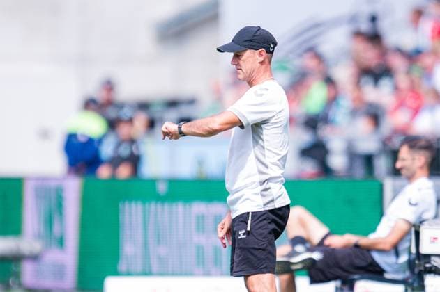 03 08 2024 Soccer, 2024 2025, 2 Bundesliga, 1 Matchday, Hannover 96 SSV Jahn Regensburg Joe Enochs Coach Regensburg looks at his watch DFL REGULATIONS PROHIBIT ANY USE OF PHOTOGRAPHS AS IMAGE SEQUENCES AND OR QUASI VIDEO