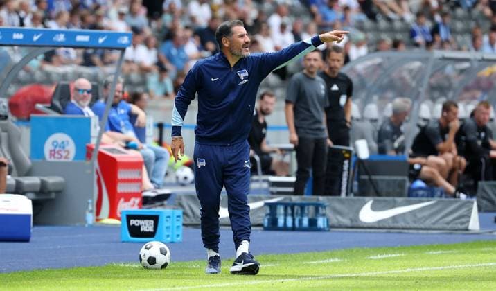 Coach Cristian Fiel pointing, gesticulating Sports Soccer Football DFL 2 Bundesliga Men 1 Matchday Season 2024 2025 03 08 2024 Hertha BSC Berlin vs SC Paderborn SCP DFL regulations prohibit any use of photographs as image sequences and or quasi video