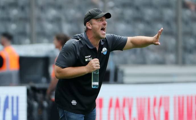 Coach Lukas Kwasniok pointing, gesticulating Single image Cropped action Sport Soccer Football DFL 2 Bundesliga Men 1 Matchday Season 2024 2025 03 08 2024 Hertha BSC Berlin vs SC Paderborn SCP DFL regulations prohibit any use of photographs as image sequences and or quasi video