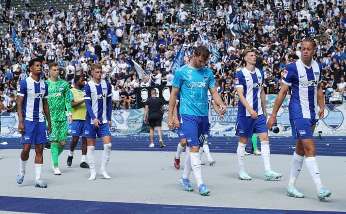 Jeremy Dudziak, Goalkeeper Tjark Ernst, Michael Cuisance, Pascal Klemens, Luca Schuler, Derry Scherhant, Hertha team disappointed after the end of the match Disappointment Sport Football Soccer DFL 2 Bundesliga Men 1 Matchday Season 2024 2025 03 08 2024 Hertha BSC Berlin vs SC Paderborn SCP DFL regulations prohibit any use of photographs as image sequences and or quasi video