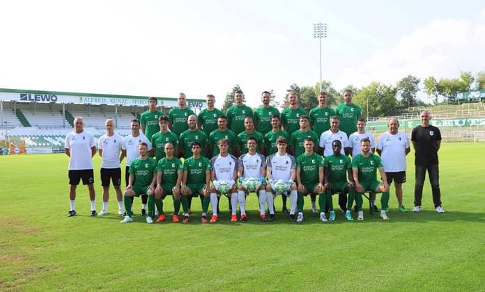 Chemie Leipzig team presentation Regionalliga NO BSG Chemie Leipzig Fussball, Regionalliga Nord Ost, Porträttermin ,2024 2025 , Team photo back row f l Elias Ndukwe Oke, Tobias Reithmeir, Tim Bunge, Paul Horschig, Manuel Wajer, Fabian Rüth Rueth, Florian Kirstein and Stanley Ratifo middle f l Goalkeeping coach Harald Bellot, Co coach Markus Wolf, Head coach Miroslav Jagatic, Maximilian Jagatic, Marcel Kohn, Julian Weigel, Cemal Kaymaz, Dennis Mast, Luca Marino, physiotherapist Alireza Hamzehian, team manager Daniel Heinze, equipment manager Tilo Berthel and sports director Steffen Ziffert Front row from l Florian Brügmann Bruegmann, Timo Mauer, Yusuf Dogan, goalkeeper Lenno Udo Schmidt, goalkeeper Benjamin Bellot, goalkeeper Jonas Janke, Henry Koeberer, Terry Asare and Janik Mäder Maeder all Chemie Leipzig , 02 08 2024, Alfred Kunze Sportpark, Leipzig , Picture Point