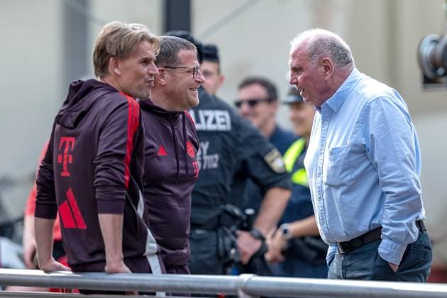 24.07.2024: Fußball: Testspiel FC Rottach-Egern - FC Bayern München im Trainingslager. Sportdirektor Christoph Freund, Max Eberl und Ehrenpräsident Uli Hoeneß unterhalten sich. *** 24 07 2024 Football test match FC Rottach Egern FC Bayern Munich at training camp Sports Director Christoph Freund, Max Eberl and Honorary President Uli Hoeneß talk Copyright: xKirchner DavidxInderliedx