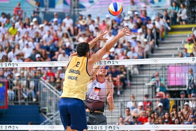 Olympic Games Beach Volleyball Paris 04 08 2024 Round of 16, Men, GER BRA, Nils Ehlers 1, GER , in attack against Andre Loyola Stein, Copyright: xBEAUTIFULxSPORTS TomxBlochx