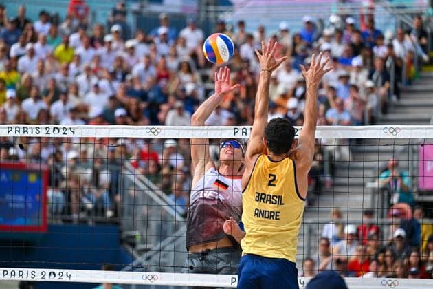 Olympic Games Beach Volleyball Paris 04 08 2024 Round of 16, Men, GER BRA, Nils Ehlers 1, GER , in attack against Andre Loyola Stein, Copyright: xBEAUTIFULxSPORTS TomxBlochx