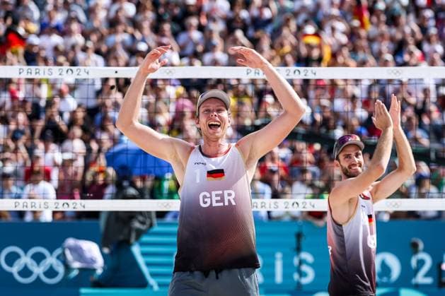 Bilder des Jahres 2024, Sport 08 August Sport Themen der Woche KW31 Sport Bilder des Tages FRA, Paris, Olympischen Spiele Paris 2024, (03.08.2024, (Beachvolleyball Herren Achtelfinale, Eiffel Tower - Centre Court) Nils Ehlers (Deutschland, 1) und Clemens Wickler (Deutschland, 2) gegen George Souto Maior Wanderley (Brasilien, 1) und Andre Loyola Stein (Brasilien, 2) Clemens Wickler (Deutschland, 2) und Nils Ehlers (Deutschland, 1) jubeln nach dem Sieg *** FRA, Paris, Olympic Games Paris 2024, 03 08 2024, Beach Volleyball Mens Round of 16, Eiffel Tower Centre Court Nils Ehlers Germany, 1 and Clemens Wickler Germany, 2 against George Souto Maior Wanderley Brazil, 1 and Andre Loyola Stein Brazil, 2 Clemens Wickler Germany, 2 and Nils Ehlers Germany, 1 celebrate after the victory Copyright: HMBxMedia SteffiexWunderl