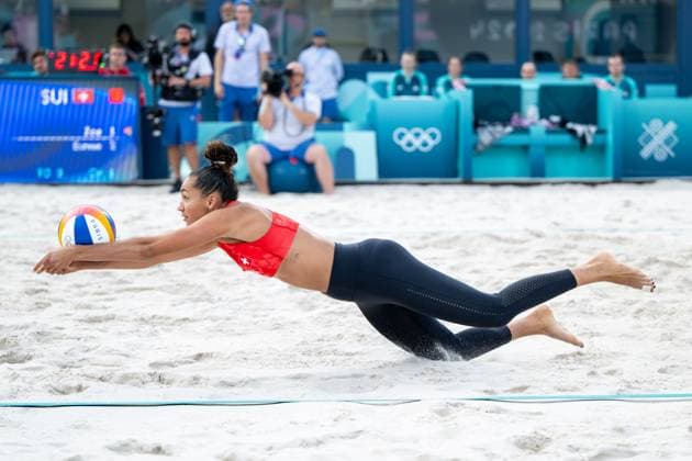 VERGE DEPRE Zoe, BOEBNER Esmee Switzerland vs XUE Chen, XIA Xinyi Peoples Republic of China , in the picture VERGE DEPRE Zoe Switzerland on the ball, FRA, Olympic Games Paris 2024, Beach Volleyball, Womens Round of 16, 04 08 2024 FRA, Olympic Games Paris 2024, Beach Volleyball, Womens Round of 16, 04 08 2024 Paris Copyright: xEibner-Pressefoto Memmlerx EP_MMR