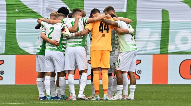 04 08 2024 Soccer Season 2024 2025 2 Soccer Bundesliga 01 Matchday SpVgg Greuther Fürth Kleeblatt SC Preußen Münster Sportfoto Zink xwoxzix DFL regulations prohibit any use of photographs as image sequences and or quasi video only for editorial use Teamkreis Mannschaft Team Fürth