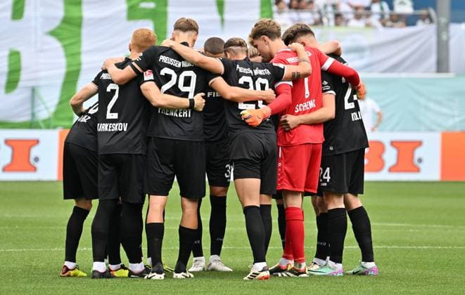 04 08 2024 Soccer Season 2024 2025 2 Soccer Bundesliga 01 Matchday SpVgg Greuther Fürth Kleeblatt SC Preußen Münster Sportfoto Zink xwoxzix DFL regulations prohibit any use of photographs as image sequences and or quasi video only for editorial use Teamkreis Mannschaft Team Münster