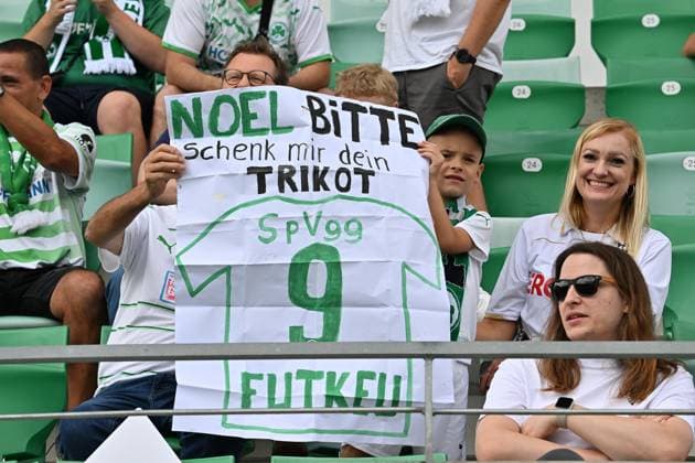 04 08 2024 Soccer Season 2024 2025 2 Soccer Bundesliga 01 Matchday SpVgg Greuther Fürth Kleeblatt SC Preußen Münster Sportfoto Zink xwoxzix DFL regulations prohibit any use of photographs as image sequences and or quasi video only for editorial use Kleeblattfan wünscht Trikot von Noel Futkeu 9, SpVgg Greuther Fürth