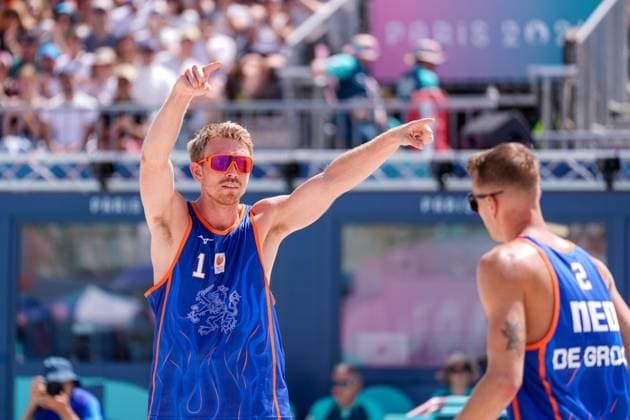 2024-08-04 Beach Volleybal - Olympic Games, Olympische Spiele, Olympia, OS Paris 2024 - Day 9 PARIS, FRANCE - AUGUST 4: Stefan Boermans of the Netherlands and Yorick de Groot of the Netherlands competing in the Men s Round of 16 during Day 9 of Beach Volleybal - Olympic Games Paris 2024 at Eiffel Tower Stadium on August 4, 2024 in Paris, France. (Photo by Joris Verwijst BSR Agency) Paris France Content not available for redistribution in The Netherlands directly or indirectly through any third parties. Copyright: xBSRxAgencyx
