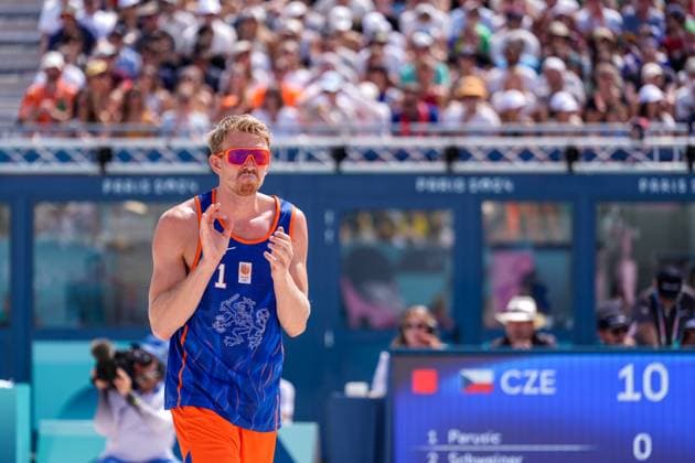 2024-08-04 Beach Volleybal - Olympic Games, Olympische Spiele, Olympia, OS Paris 2024 - Day 9 PARIS, FRANCE - AUGUST 4: Stefan Boermans of the Netherlands competing in the Men s Round of 16 during Day 9 of Beach Volleybal - Olympic Games Paris 2024 at Eiffel Tower Stadium on August 4, 2024 in Paris, France. (Photo by Joris Verwijst BSR Agency) Paris France Content not available for redistribution in The Netherlands directly or indirectly through any third parties. Copyright: xBSRxAgencyx