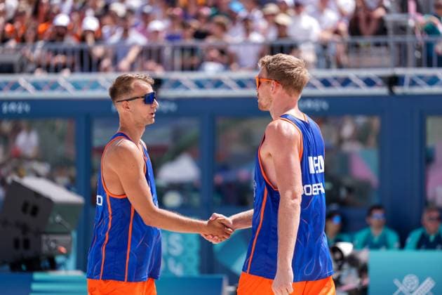 2024-08-04 Beach Volleybal - Olympic Games, Olympische Spiele, Olympia, OS Paris 2024 - Day 9 PARIS, FRANCE - AUGUST 4: Stefan Boermans of the Netherlands and Yorick de Groot of the Netherlands competing in the Men s Round of 16 during Day 9 of Beach Volleybal - Olympic Games Paris 2024 at Eiffel Tower Stadium on August 4, 2024 in Paris, France. (Photo by Joris Verwijst BSR Agency) Paris France Content not available for redistribution in The Netherlands directly or indirectly through any third parties. Copyright: xBSRxAgencyx