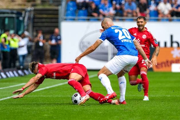 Felix Klaus Fortuna Duesseldorf , 11 in duel with Aleksandar Vukotic SV Darmstadt 98, 20 , GER, SV Darmstadt 98 vs Fortuna Duesseldorf, Soccer, 2 Bundesliga, 1 Matchday, Season 2024 2025, 04 08 2024 DFL REGULATIONS PROHIBIT ANY USE OF PHOTOGRAPHS as IMAGE SEQUENCES and or QUASI VIDEO GER, SV Darmstadt 98 vs Fortuna Duesseldorf, Football, 2 Bundesliga, 1 Matchday, Season 2024 2025, 04 08 2024 Darmstadt Copyright: xEibner-Pressefoto FlorianxWieganx EP_FWD