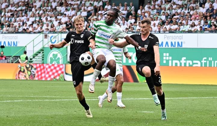 04 08 2024 Soccer Season 2024 2025 2 Soccer Bundesliga 01 Matchday SpVgg Greuther Fürth Kleeblatt SC Preußen Münster Sportfoto Zink xwoxzix DFL regulations prohibit any use of photographs as image sequences and or quasi video only for editorial use Joel Grodowski 9, Preußen Münster Noel Futkeu 9, SpVgg Greuther Fürth Scene to penalty kick penalty kick