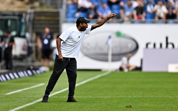 04 08 2024, xfux, Fussball 2 Bundesliga, SV Darmstadt 98 Fortuna Düsseldorf emspor, v l coach Daniel Thioune Fortuna Duesseldorf gives instructions, gesticulates, gesticulate with arms gives instructions, gesticulate, gesticolando DFL DFB REGULATIONS PROHIBIT ANY USE OF PHOTOGRAPHS as IMAGE SEQUENCES and or QUASI VIDEO Licensing of the photographic work to SV Darmstadt 1898 e V and subsidiaries is not permitted No release of or sale to SV Darmstadt 1898 e V Darmstadt