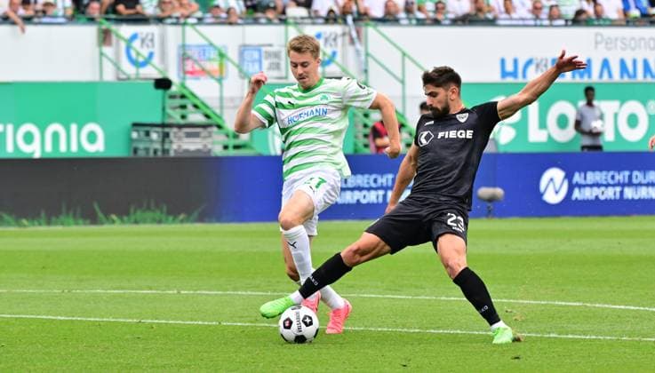 04 08 2024 Soccer Season 2024 2025 2 Soccer Bundesliga 01 Matchday SpVgg Greuther Fürth Kleeblatt SC Preußen Münster Sportfoto Zink MeZi xmexzix DFL regulations prohibit any use of photographs as image sequences and or quasi video only for editorial use Gian Luca Gian Luca Itter 27, SpVgg Greuther Fürth Malik Batmaz 23, Preußen Münster, rechts
