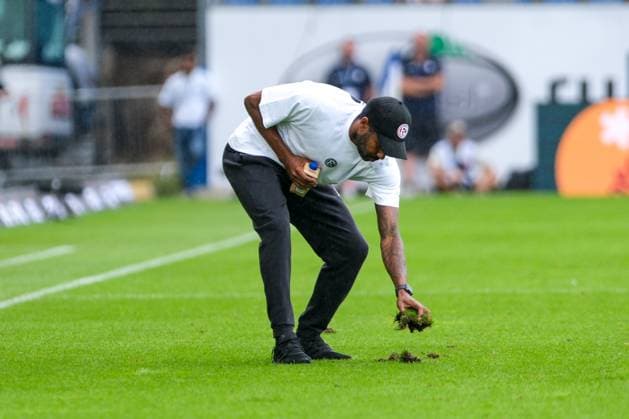 Daniel Thioune Fortuna Duesseldorf , Coach repairs the turf, GER, SV Darmstadt 98 vs Fortuna Duesseldorf, Football, 2 Bundesliga, 1 Matchday, Season 2024 2025, 04 08 2024 DFL REGULATIONS PROHIBIT ANY USE OF PHOTOGRAPHS as IMAGE SEQUENCES and or QUASI VIDEO GER, SV Darmstadt 98 vs Fortuna Duesseldorf, Football, 2 Bundesliga, 1 Matchday, Season 2024 2025, 04 08 2024 Darmstadt Copyright: xEibner-Pressefoto FlorianxWieganx EP_FWD
