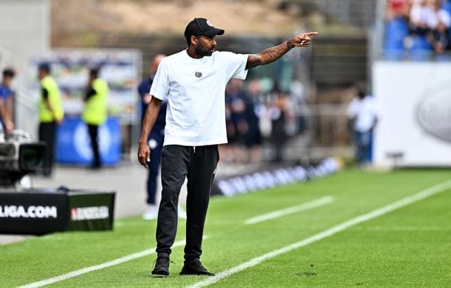 04 08 2024, xfux, Fussball 2 Bundesliga, SV Darmstadt 98 Fortuna Düsseldorf emspor, v l coach Daniel Thioune Fortuna Duesseldorf gives instructions, gesticulates, gesticulate with arms gives instructions, gesticulate, gesticolando DFL DFB REGULATIONS PROHIBIT ANY USE OF PHOTOGRAPHS as IMAGE SEQUENCES and or QUASI VIDEO Licensing of the photographic work to SV Darmstadt 1898 e V and subsidiaries is not permitted No release of or sale to SV Darmstadt 1898 e V Darmstadt