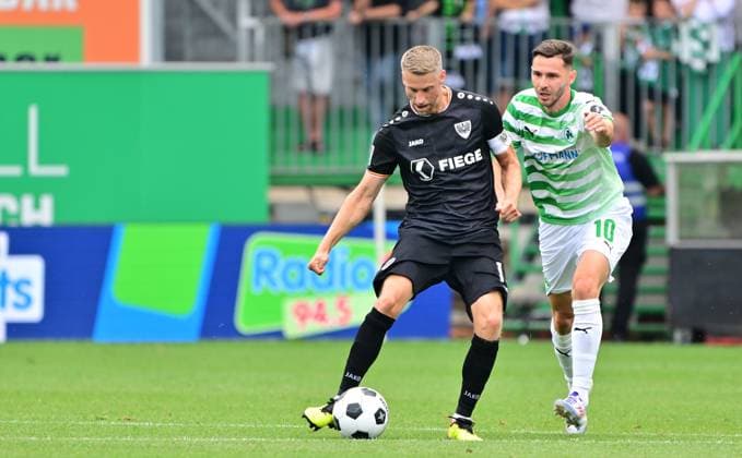 04 08 2024 Soccer season 2024 2025 2 Soccer Bundesliga 01 Matchday SpVgg Greuther Fürth Kleeblatt SC Preußen Münster Sportfoto Zink MeZi xmexzix DFL regulations prohibit any use of photographs as image sequences and or quasi video only for editorial use Marc Lorenz 18, Preußen Münster Branimir Hrgota 10 SpVgg Greuther Fürth, right