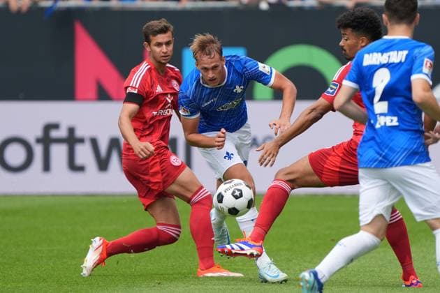 Duel Tim Oberdorf Fortuna Düsseldorf, 15 vs Oscar Vilhelmsson SV Darmstadt 98, 29 04 08 2024 2 Bundesliga, Season 24 25 SV Darmstadt 98 vs Fortuna Düsseldorf, Stadion am Boellenfalltor, emonline, emspor,