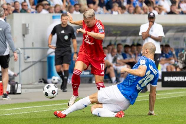 2 Soccer Bundesliga SV Darmstadt 98 Fortuna Düsseldorf, 04 08 2024 Aleksandar Vukotic SV Darmstadt 98 20 grabs the ball away from Felix Klaus Fortuna Düsseldorf 11 in a duel, SV Darmstadt 98 Fortuna Düsseldorf, Darmstadt, Merck Stadion am Böllenfalltor, 4 8 2024 Copyright: xBEAUTIFULxSPORTS Gawlikx