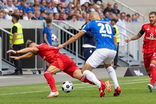 2 Bundesliga SV Darmstadt 98 Fortuna Düsseldorf, 04 08 2024 Felix Klaus Fortuna Düsseldorf 11 Aleksandar Vukotic SV Darmstadt 98 20 in a duel for the ball, SV Darmstadt 98 Fortuna Düsseldorf, Darmstadt, Merck Stadion am Böllenfalltor, 4 8 2024 Copyright: xBEAUTIFULxSPORTS Gawlikx
