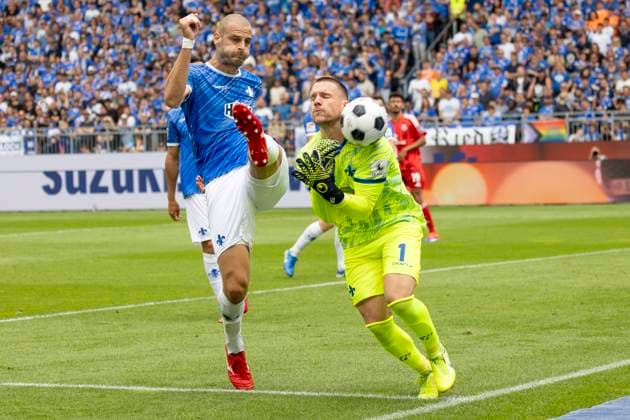 2 Bundesliga SV Darmstadt 98 Fortuna Düsseldorf, 04 08 2024 Aleksandar Vukotic SV Darmstadt 98 20 Marcel Schuhen SV Darmstadt 98 1 with a misunderstanding, ball flies out, SV Darmstadt 98 Fortuna Düsseldorf, Darmstadt, Merck Stadion am Böllenfalltor, 4 8 2024 Copyright: xBEAUTIFULxSPORTS Gawlikx