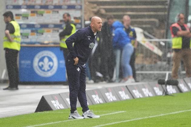 Coach Torsten Lieberknecht SV Darmstadt 98 in the rain 04 08 2024 2 Bundesliga, season 24 25 SV Darmstadt 98 vs Fortuna Düsseldorf, Stadion am Boellenfalltor, emonline, emspor,