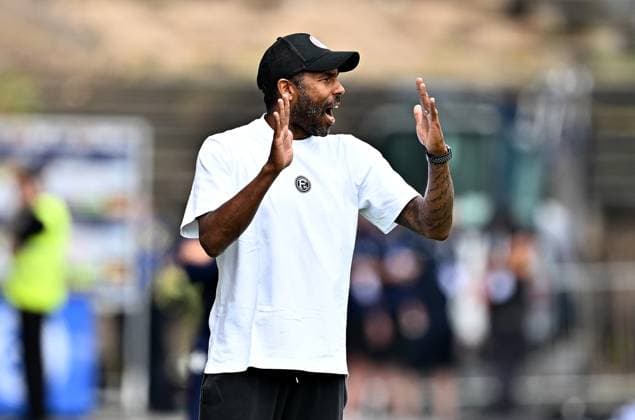 04 08 2024, xfux, Fussball 2 Bundesliga, SV Darmstadt 98 Fortuna Düsseldorf emspor, v l coach Daniel Thioune Fortuna Duesseldorf gives instructions, gesticulates, gesticulate with arms gives instructions, gesticulate, gesticolando DFL DFB REGULATIONS PROHIBIT ANY USE OF PHOTOGRAPHS as IMAGE SEQUENCES and or QUASI VIDEO Licensing of the photographic work to SV Darmstadt 1898 e V and subsidiaries is not permitted No release of or sale to SV Darmstadt 1898 e V Darmstadt