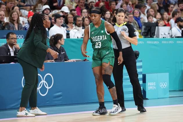 Ezinne KALU (Nigéria) et Rena WAKAMA (coach Nigéria) Women basketball, Canada vs Nigeria, Women s preliminary round during the Olympic Games, Olympische Spiele, Olympia, OS Paris 2024 - photo Laurent Sanson DPPI Panoramic JO 2024 : BASKET BALL - Canada vs Nigeria - Jeux Olympiques 2024 - Paris2024 - Lille - 04 08 2024 DPPI Panoramic 