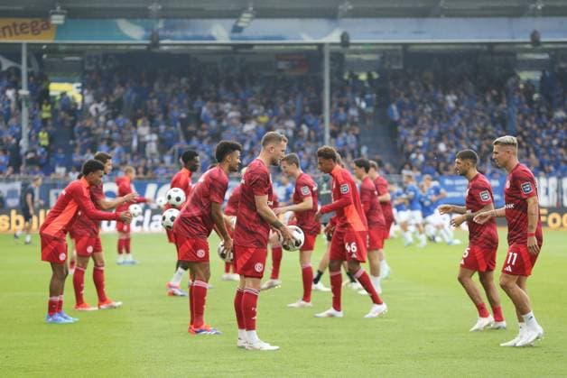 04 08 2024, xtvx, Fußball 2 Bundesliga, SV Darmstadt 98 Fortuna Düsseldorf emspor, v l Mannschaft Fortuna Duesseldorf warms up, beim Aufwaermen DFL DFB REGULATIONS PROHIBIT ANY USE OF PHOTOGRAPHS as IMAGE SEQUENCES and or QUASI VIDEO Darmstadt
