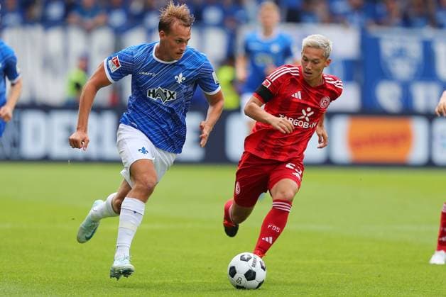 04 08 2024, xtvx, Fußball 2 Bundesliga, SV Darmstadt 98 Fortuna Düsseldorf emspor, v l Zweikampf, Duell, duel, tackle, compete Aleksandar Vukotic SV Darmstadt 98 Shinta Appelkamp Fortuna Duesseldorf DFL DFB REGULATIONS PROHIBIT ANY USE OF PHOTOGRAPHS as IMAGE SEQUENCES and or QUASI VIDEO Darmstadt