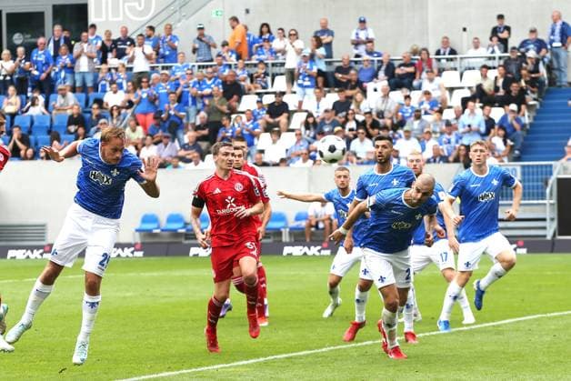 04 08 2024, xtvx, Fußball 2 Bundesliga, SV Darmstadt 98 Fortuna Düsseldorf emspor, v l Zweikampf, Duell, duel, tackle, compete 0 1 Aleksandar Vukotic SV Darmstadt 98 Eigentor DFL DFB REGULATIONS PROHIBIT ANY USE OF PHOTOGRAPHS as IMAGE SEQUENCES and or QUASI VIDEO Darmstadt