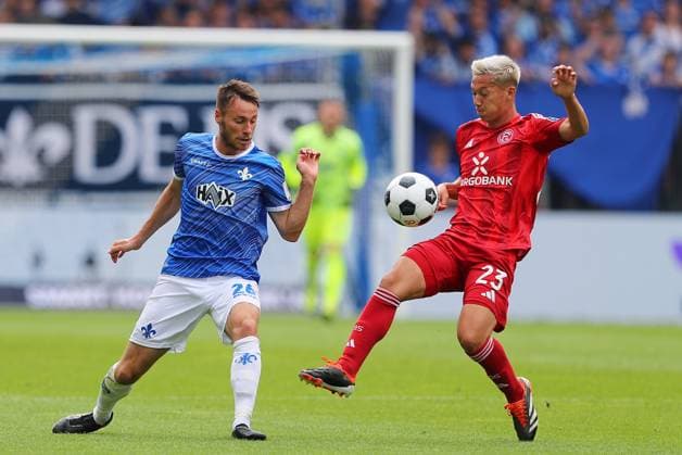 04 08 2024, xtvx, Fußball 2 Bundesliga, SV Darmstadt 98 Fortuna Düsseldorf emspor, v l Zweikampf, Duell, duel, tackle, compete Matthias Bader SV Darmstadt 98 Shinta Appelkamp Fortuna Duesseldorf DFL DFB REGULATIONS PROHIBIT ANY USE OF PHOTOGRAPHS as IMAGE SEQUENCES and or QUASI VIDEO Darmstadt