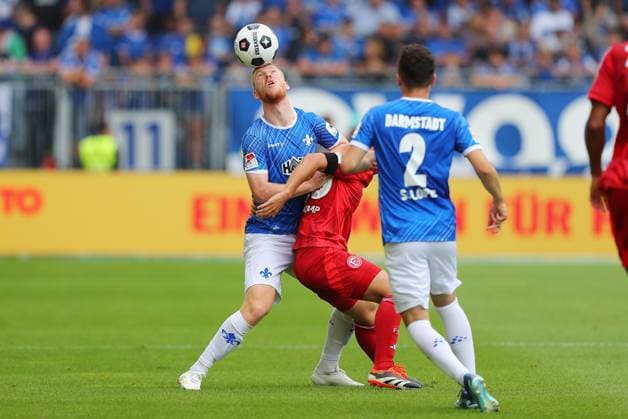 04 08 2024, xtvx, Fußball 2 Bundesliga, SV Darmstadt 98 Fortuna Düsseldorf emspor, v l Zweikampf, Duell, duel, tackle, compete Kai Klefisch SV Darmstadt 98 Shinta Appelkamp Fortuna Duesseldorf DFL DFB REGULATIONS PROHIBIT ANY USE OF PHOTOGRAPHS as IMAGE SEQUENCES and or QUASI VIDEO Darmstadt