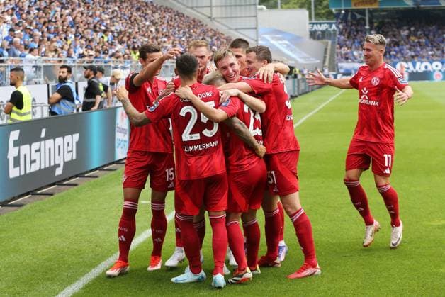04 08 2024, xtvx, Fußball 2 Bundesliga, SV Darmstadt 98 Fortuna Düsseldorf emspor, v l Zweikampf, Duell, duel, tackle, compete 0 1 Aleksandar Vukotic SV Darmstadt 98 Eigentor Torjubel, Goal celebration, celebrate the goal, celebrates scoring Matthias Zimmermann Fortuna Duesseldorf DFL DFB REGULATIONS PROHIBIT ANY USE OF PHOTOGRAPHS as IMAGE SEQUENCES and or QUASI VIDEO Darmstadt
