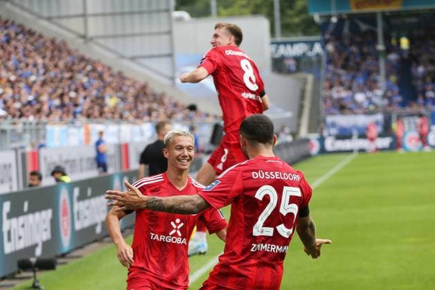 04 08 2024, xtvx, Fußball 2 Bundesliga, SV Darmstadt 98 Fortuna Düsseldorf emspor, v l Zweikampf, Duell, duel, tackle, compete 0 1 Aleksandar Vukotic SV Darmstadt 98 Eigentor Torjubel, Goal celebration, celebrate the goal, celebrates scoring Matthias Zimmermann Fortuna Duesseldorf DFL DFB REGULATIONS PROHIBIT ANY USE OF PHOTOGRAPHS as IMAGE SEQUENCES and or QUASI VIDEO Darmstadt