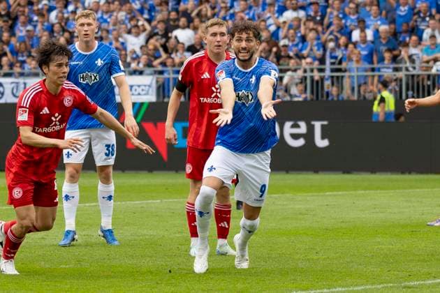 2 Bundesliga SV Darmstadt 98 Fortuna Düsseldorf, 04 08 2024 Fraser Hornby SV Darmstadt 98 9 wants Kai Klefisch SV Darmstadt 98 17 to finish on goal, SV Darmstadt 98 Fortuna Düsseldorf, Darmstadt, Merck Stadion am Böllenfalltor, 4 8 2024 Copyright: xBEAUTIFULxSPORTS Gawlikx