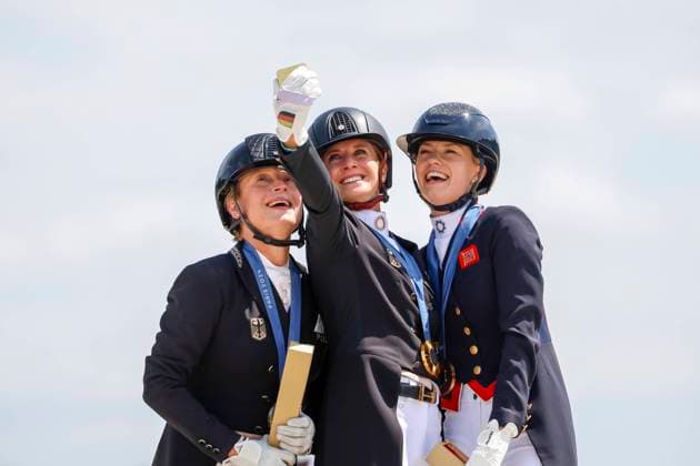 Bilder des Jahres 2024, Sport 08 August Sport Themen der Woche KW31 PARIS - Olympische Sommer Spiele Olympic Summer Games 2024, PARIS - Olympische Sommer Spiele Olympic Summer Games 2024 VON BREDOW-WERNDL Jessica (GER), WERTH Isabell (GER), FRY Charlotte (GBR) Medal ceremony Siegerehrung Medallien Individual Final Grand Prix Kür Freestyle Paris, Schloss Versailles, ChÃ¢teau de Versailles 04. August 2024 - *** PARIS Olympic Summer Games Olympic Summer Games 2024, PARIS Olympic Summer Games Olympic Summer Games 2024 VON BREDOW WERNDL Jessica GER , WERTH Isabell GER , FRY Charlotte GBR Medal ceremony Award ceremony Medals Individual Final Grand Prix Freestyle Freestyle Paris, Palace of Versailles, Château de Versailles 04 August 2024