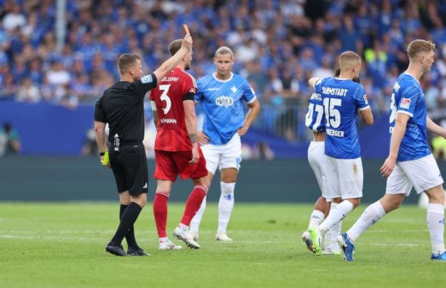 04 08 2024, xdcx, Football 2 Bundesliga, SV Darmstadt 98 Fortuna Düsseldorf, emonline, emspor, despor, v l , Referee Dr Robert Kampka shows Othmane El Idrissi the red card, red card for, sending off, Game Misconduct DFL DFB REGULATIONS PROHIBIT ANY USE OF PHOTOGRAPHS AS IMAGE SEQUENCES AND OR QUASI VIDEO Copyright: HMBxMedia Claus