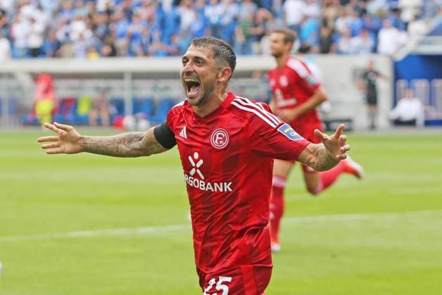04 08 2024, xtvx, Fußball 2 Bundesliga, SV Darmstadt 98 Fortuna Düsseldorf emspor, v l Zweikampf, Duell, duel, tackle, compete 0 1 Aleksandar Vukotic SV Darmstadt 98 Eigentor Torjubel, Goal celebration, celebrate the goal, celebrates scoring Matthias Zimmermann Fortuna Duesseldorf DFL DFB REGULATIONS PROHIBIT ANY USE OF PHOTOGRAPHS as IMAGE SEQUENCES and or QUASI VIDEO Darmstadt
