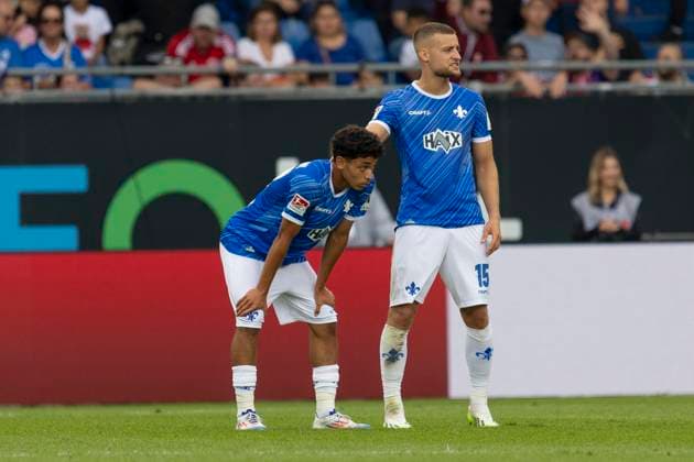 2 Bundesliga SV Darmstadt 98 Fortuna Düsseldorf, 04 08 2024 Othmane Elidrissi Errahhali SV Darmstadt 98 47 waits for the referees decision on the video evidence is cheered on by Fabian Nürnberger SV Darmstadt 98 15, SV Darmstadt 98 Fortuna Düsseldorf, Darmstadt, Merck Stadion am Böllenfalltor, 4 8 2024 Copyright: xBEAUTIFULxSPORTS Gawlikx