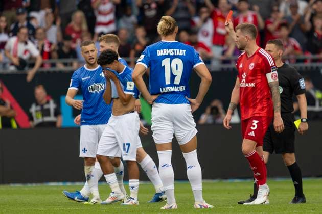 2 Soccer Bundesliga SV Darmstadt 98 Fortuna Düsseldorf, 04 08 2024 Dr Dr Kampka gives Othmane Elidrissi Errahhali SV Darmstadt 98 47 , the flat red card, SV Darmstadt 98 Fortuna Düsseldorf, Darmstadt, Merck Stadion am Böllenfalltor, 4 8 2024 Copyright: xBEAUTIFULxSPORTS Gawlikx