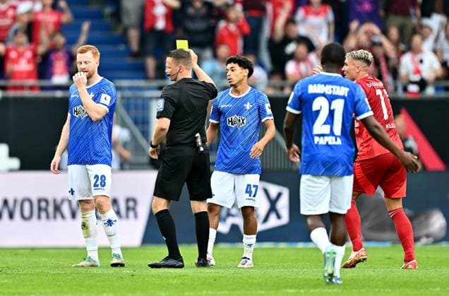 04 08 2024, xfux, Fußball 2 Bundesliga, SV Darmstadt 98 Fortuna Düsseldorf emspor, v l Paul Will SV Darmstadt 98 , Referee Referee Dr Robert Kampka shows Othmane Elidrissi Errahhali SV Darmstadt 98 the yellow card for, receive a yellow card, DFL DFB REGULATIONS PROHIBIT ANY USE OF PHOTOGRAPHS as IMAGE SEQUENCES and or QUASI VIDEO Licensing of the photographic work to SV Darmstadt 1898 e V and its subsidiaries is not permitted No release of or sale to SV Darmstadt 1898 e V Darmstadt