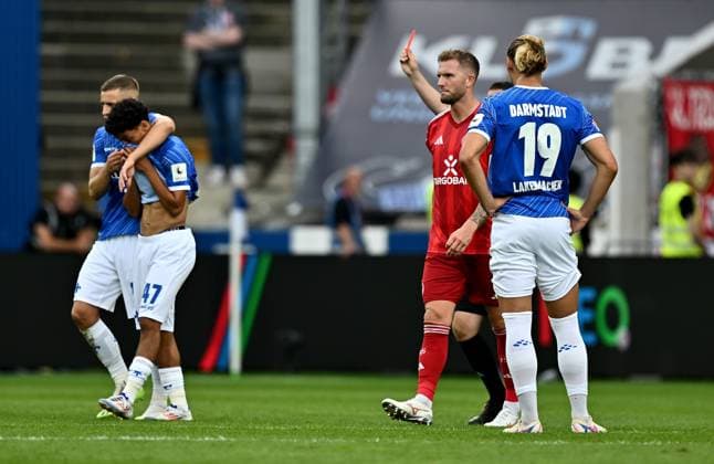 04 08 2024, xfux, Fussball 2 Bundesliga, SV Darmstadt 98 Fortuna Düsseldorf emspor, v l Othmane Elidrissi Errahhali SV Darmstadt 98 gets the red card from referee Dr Robert Kampka for, red card for, sending off, Game Misconduct shown DFL DFB REGULATIONS PROHIBIT ANY USE OF PHOTOGRAPHS as IMAGE SEQUENCES and or QUASI VIDEO Licensing of the photographic work to SV Darmstadt 1898 e V and subsidiaries is not permitted No release of or sale to SV Darmstadt 1898 e V Darmstadt