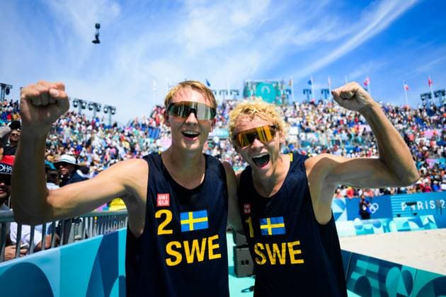 240804 Jonatan Hellvig and David Ahman of Sweden celebrates after winning the round of 16 beach volleyball match during day 9 of the Paris 2024 Olympic Games on August 4, 2024 in Paris Photo Ludvig Thunman BILDBYRAN kod LT LT0658 beachvolleyboll beach volleyball sandvolleyball olympic games olympics os ol olympiska spel olympiske leker paris 2024 paris os paris ol 9 bbeng jubel celebration  Copyright: LUDVIGxTHUNMAN BB240804LT068